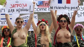 Ženy z organizaceFEMEN chtějí oslovit celý svět. Na tomto snímku zrovna protestují proti hrozbě fašismu