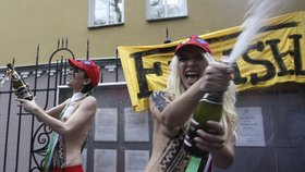 Rezignaci Berlusconiho oslavily feministky šampaňským