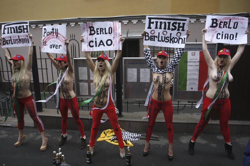 Aktivistky Femen oslavují pád Berlusconiho