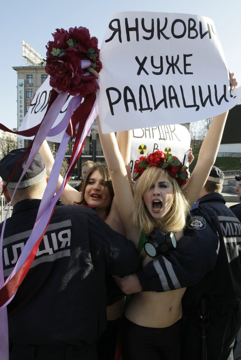 Ženy chtějí rovnost s muži. Nelíbí se jim hlavně kuplířství. Protestují ale i proti jaderné endergii.