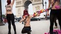 Nahé sexy extremistky ze skupiny Femen parodovaly islamisty