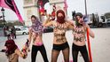 Nahé sexy extremistky ze skupiny Femen parodovaly islamisty