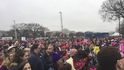 Masovou účastí před Kongresem ve Washingtonu začala manifestace za práva žen, čeká se 250 000 lidí. Akce není označována za protest proti Trumpovi.