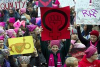 Washingtonem otřásají feministky. Za práva žen jich má bojovat až půl milionu