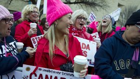 Masovou účastí před Kongresem ve Washingtonu začala manifestace za práva žen, čeká se 250 000 lidí. Akce není označována za protest proti Trumpovi.