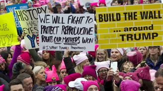 Růžový protest. Washington manifestuje za práva žen, počet účastníků se odhaduje na půl milionu