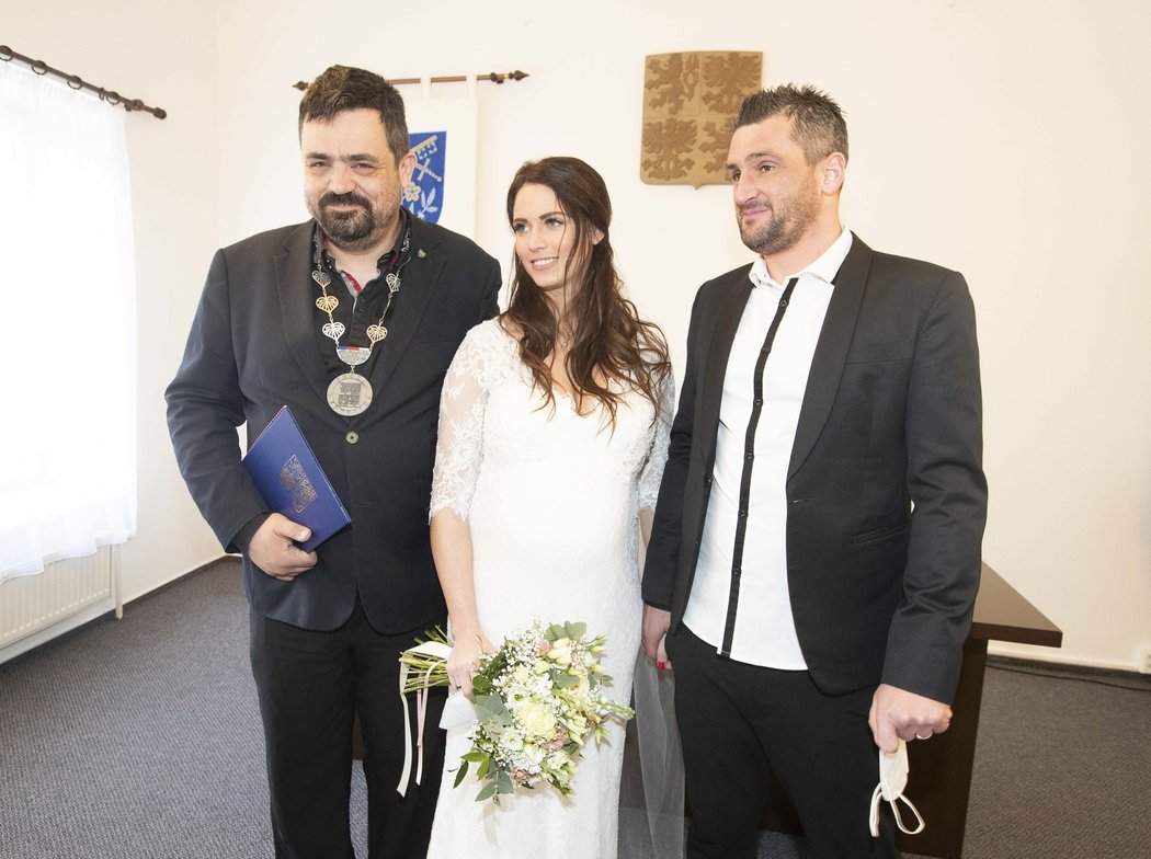 Fotbalista Martin Fenin se v pátek 19. března 2021 oženil s těhotnou přítelkyní Beatou. Na radnici v Řeporyjích je oddal zdejší starosta Pavel Novotný.