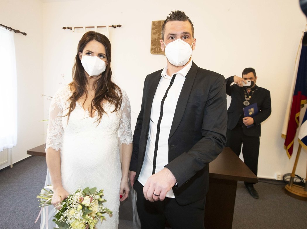 Novomanželé Feninovi v respirátorech