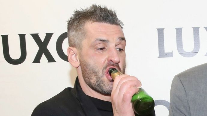 Martin Fenin utápí svůj žal v alkoholu.