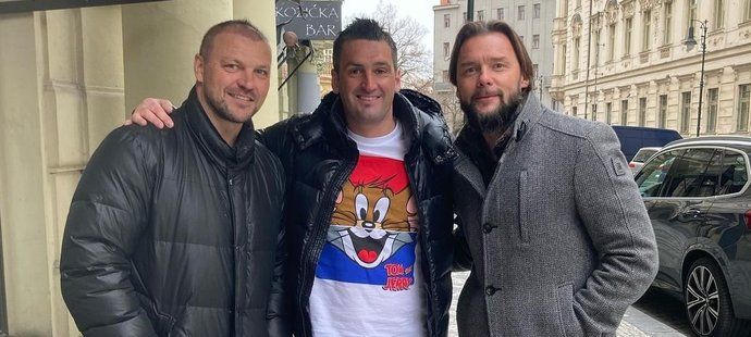 Tři parťáci z reprezentace se vyfotili u oblíbeného pražského baru.