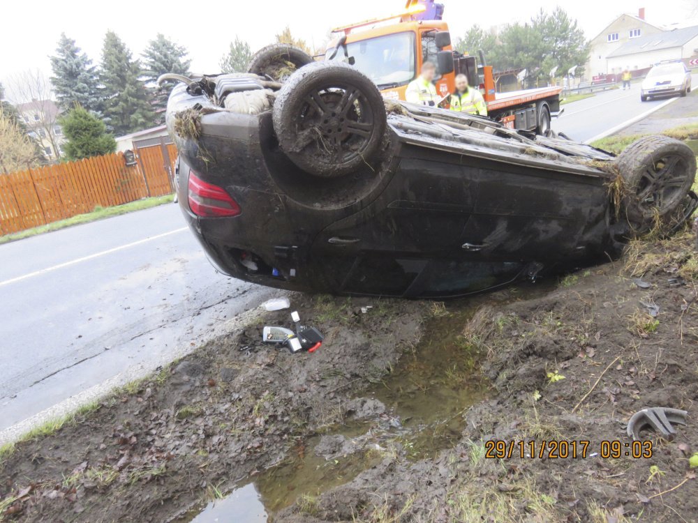 Mercedes na střeše ve škarpě