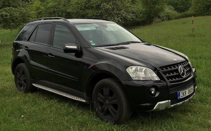 Takhle vypadal Mercedes ML, když nebyl havarovaný. Cenu měl kolem 1,5 milionu korun.