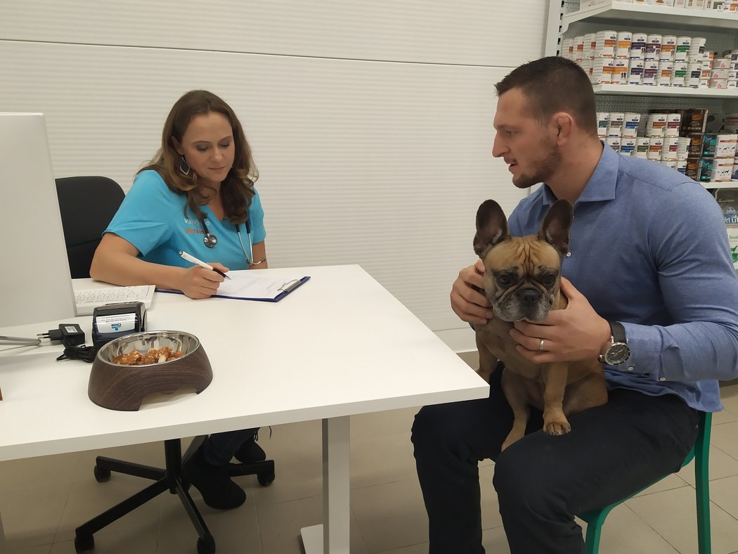 Mistr světa a olympijský vítěz v judu Lukáš Krpálek vyrazil s fenkou francouzského buldočka Olivou k veterináři.