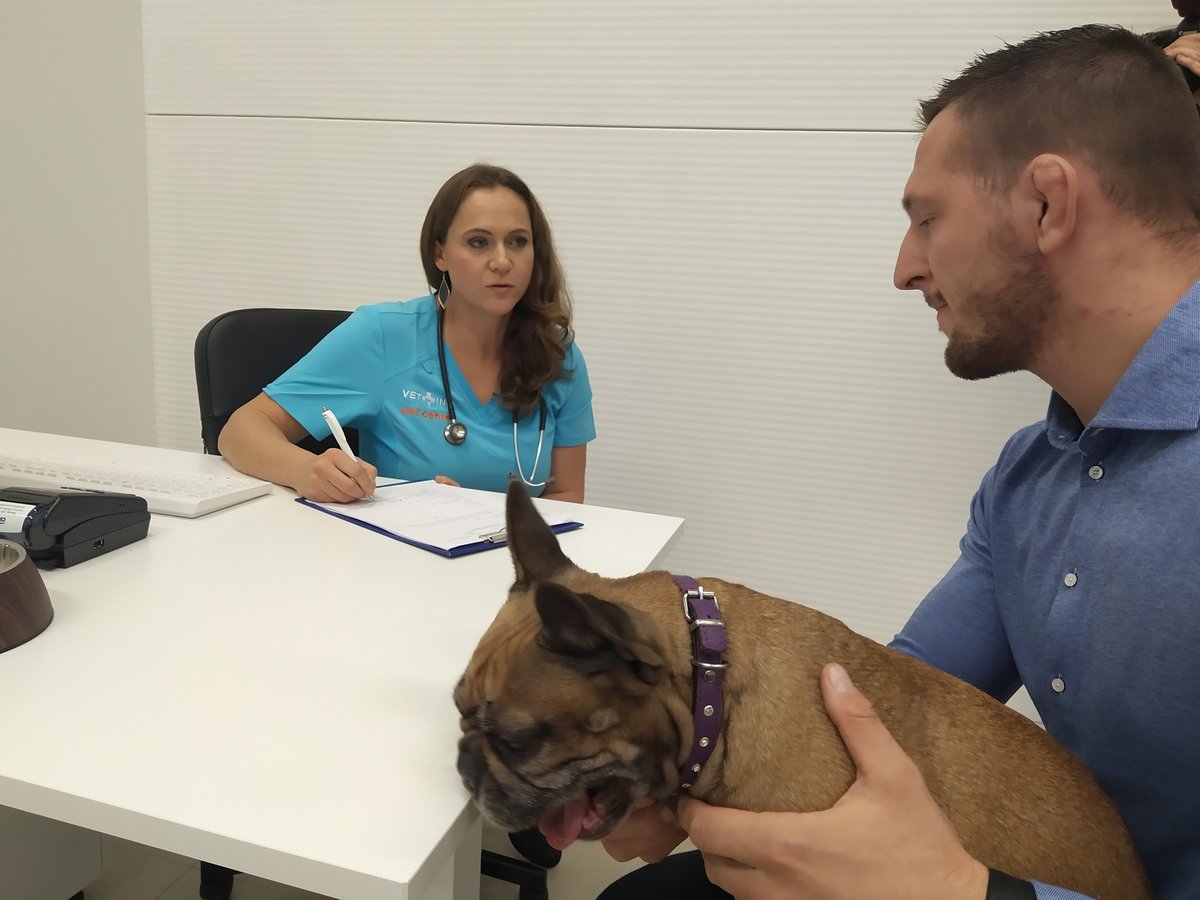 Mistr světa a olympijský vítěz v judu Lukáš Krpálek vyrazil s fenkou francouzského buldočka Olivou k veterináři. 