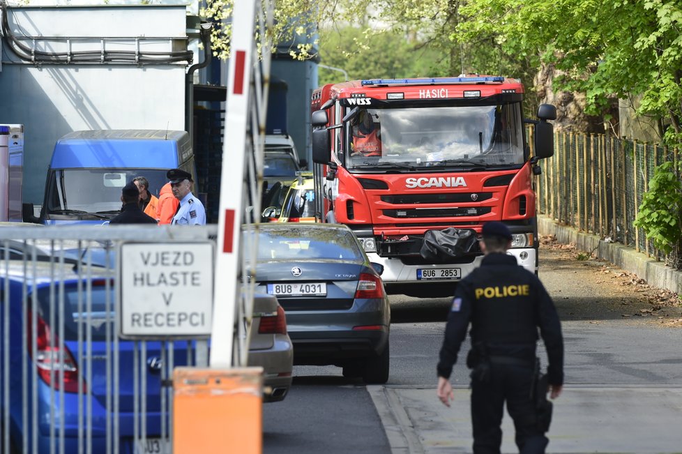 Záchranáři odvezli 26. dubna 2018 kolem dvaceti lidí z areálu děčínské firmy Chemotex, kde se nadýchali jedovatého fenolu