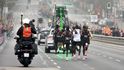 Eliud Kipchoge v bílém dresu s ideálním rozestavěním vodičů a autem, které udává tempo laserovými paprsky, usiluje ve Vídni 12. října 2019 o překonání mytické, dvouhodinové hranice maratónu Eliud Kipchoge v bílém dresu s ideálním rozestavěním vodičů a autem, které udává tempo laserovými paprsky, usiluje ve Vídni 12. října 2019 o překonání mytické, dvouhodinové hranice maratónu