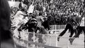 Angličtí hooligans vbíhají na plochu stadiónu Wembley během utkání mezi West Ham United a Fulhamem v roce 1975 Angličtí hooligans vbíhají na plochu stadiónu Wembley během utkání mezi West Ham United a Fulhamem v roce 1975
