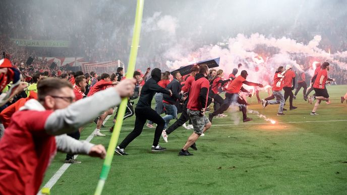 Míří český fotbal ke zpřísnění pravidel na stadiónech? Míří český fotbal ke zpřísnění pravidel na stadiónech?