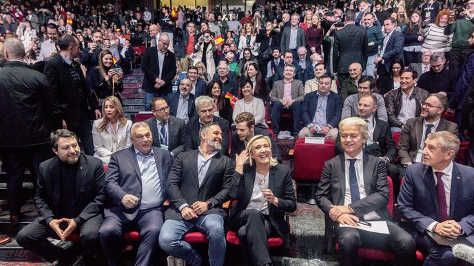První summit frakce Evropského parlamentu Patrioti pro Evropu. Zleva italský populista Matteo Salvini, tehdejší maďarský premiér Viktor Orbán, předseda španělské krajně pravicové strany VOX Santiago Abascal, francouzská krajně pravicová politička z Národního sdružení Marine Le Penová, předseda nizozemské Strany pro svobodu Geert Wilders a současný český premiér Andrej Babiš. První summit frakce Evropského parlamentu Patrioti pro Evropu. Zleva italský populista Matteo Salvini, tehdejší maďarský premiér Viktor Orbán, předseda španělské krajně pravicové strany VOX Santiago Abascal, francouzská krajně pravicová politička z Národního sdružení Marine Le Penová, předseda nizozemské Strany pro svobodu Geert Wilders a současný český premiér Andrej Babiš.