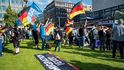 Příznivci krajně pravicové Alternativy pro Německo (AfD) s plakátem „Remigrace nyní“ v červnu 2024 Příznivci krajně pravicové Alternativy pro Německo (AfD) s plakátem „Remigrace nyní“ v červnu 2024
