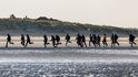 Migranti u Lamanšského průlivu. Britská vláda představila v roce 2025 s Francií mechanismus, podle něhož mají být někteří lidé připlouvající přes průliv vraceni do Francie, zatímco odpovídající počet jiných přijde legální cestou. Migranti u Lamanšského průlivu. Britská vláda představila v roce 2025 s Francií mechanismus, podle něhož mají být někteří lidé připlouvající přes průliv vraceni do Francie, zatímco odpovídající počet jiných přijde legální cestou.