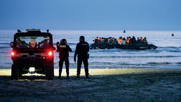 Skupina migrantů se snaží na pláži v Dunkerku letos v květnu odplout do Británie Skupina migrantů se snaží na pláži v Dunkerku letos v květnu odplout do Británie