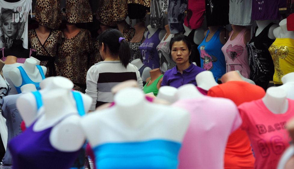 Vietnamské tržnice s padělky masově populárního značkového oblečení a doplňků se pro méně solventní parádníky staly vítaným místem nákupů