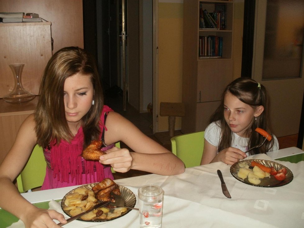 Zatímco sestra Klárky Kateřina (vlevo) si pochutnává na porci kuřete s opečenými brambory, Klárka může jen vařené brambory, mrkev a rajče.