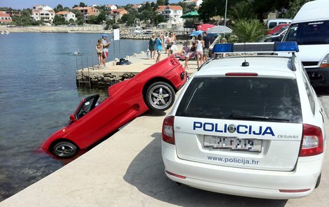 Stačilo lehké, ale přesné ťuknutía drahé auto se vykoupalo v Jadranu.