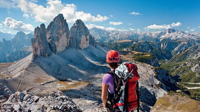 Ferátová turistika se od horolezectví liší hlavně tím, že ji lidé nevyhledávají ani tak kvůli samotnému sportovnímu výkonu ale zážitkům z krásné přírody v místech, kam by se jinak nedostali.