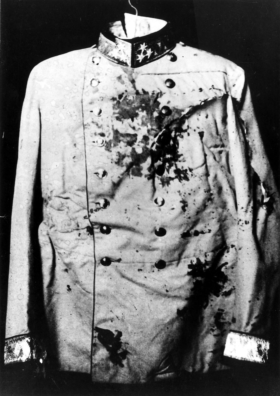 Kulka zasáhla Ferdinanda do krku, jeho zkrvavená uniforma je nyní vystavena v muzeu.