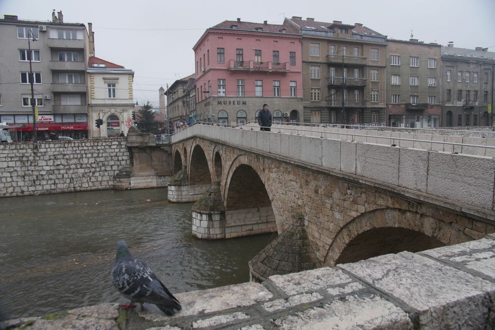 Latinský most a místo atentátu v pozadí