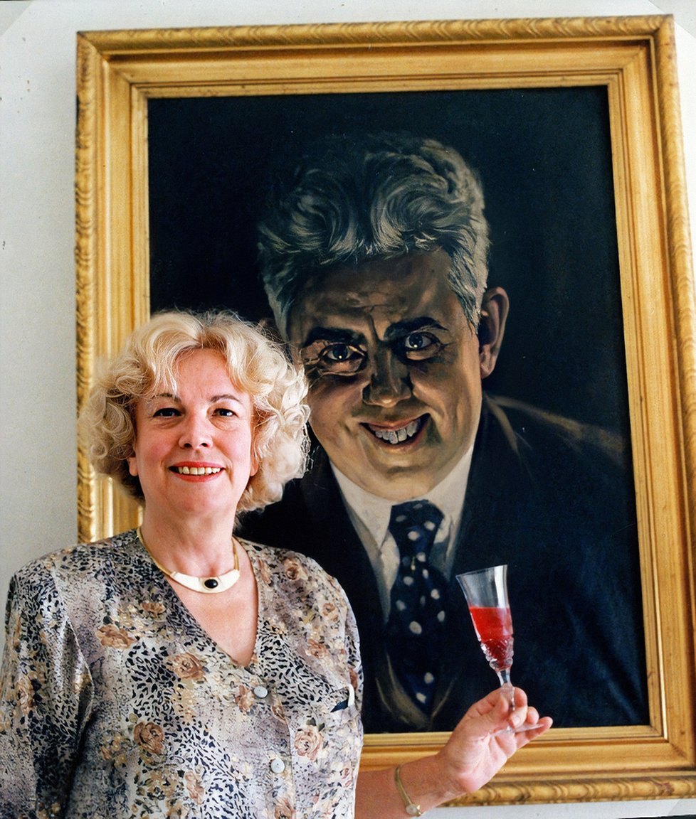 Anna Ferencová s portrétem tatínka. Herečka zemřela loni v květnu.