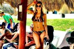 Zpěvačka ukázala sexy tělo v plavkách na pláži v Mexiku