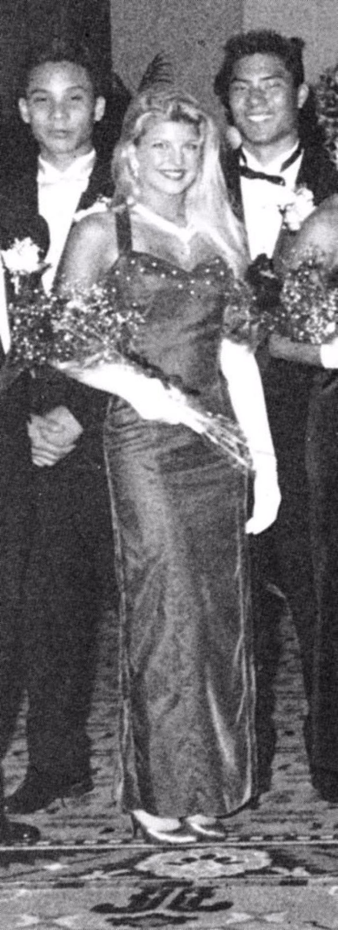 Fergie byla v roce 1993 na svém maturitním plese dokonalá. Až na jednu drobnost, a to že jejím doprovodem byl muž, kterého v roce 2008 odsoudili za ozbrojené přepadení banky. Na této fotografii ale není. 