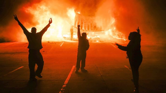 Nepokoje v americkém Fergusonu jsou podle policie horší než v srpnu. Hoří nejméně tucet budov i policejní auta. Ozývají se desítky výstřelů.