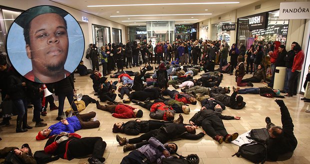 Demonstranti blokují obchodní centra ve Fergusonu!