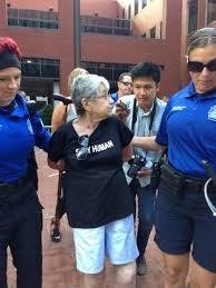 Hedy Epsteinová byla zatčena v pondělí