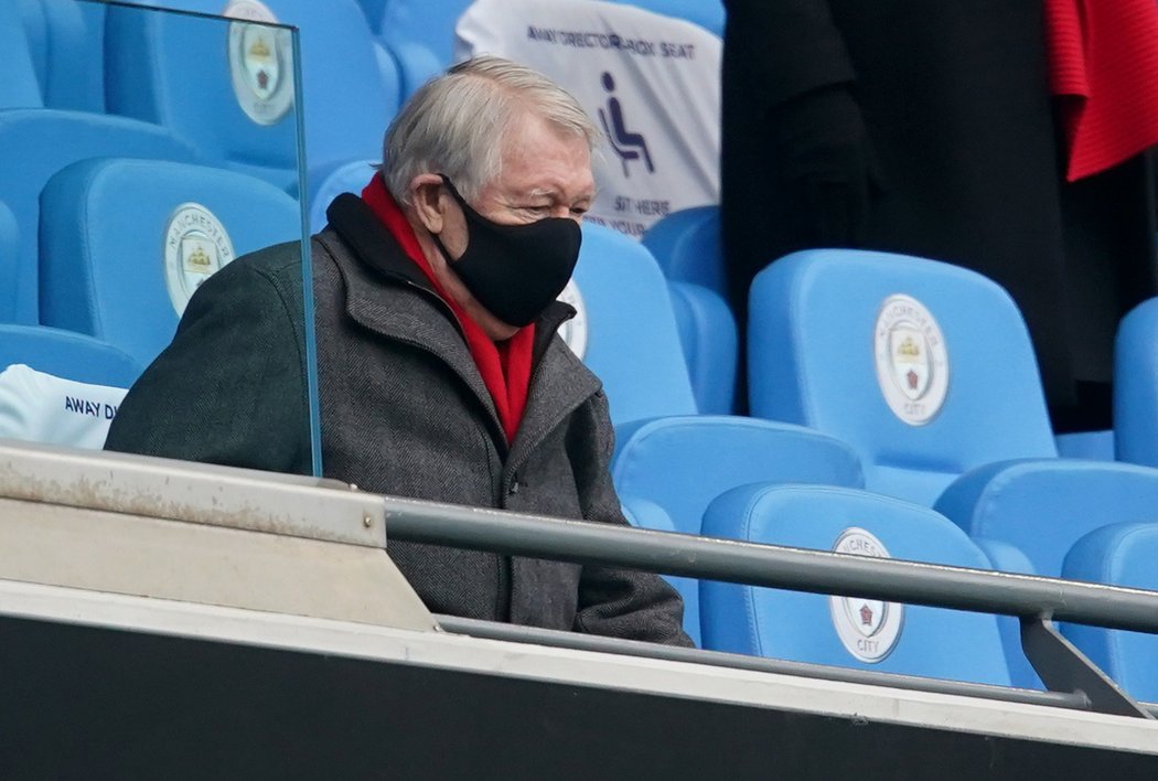 Alex Ferguson na tribuně během víkendového manchesterského derby