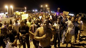 Lidé protestují proti policejní brutalitě. Policista zastřelil dalšího černocha.