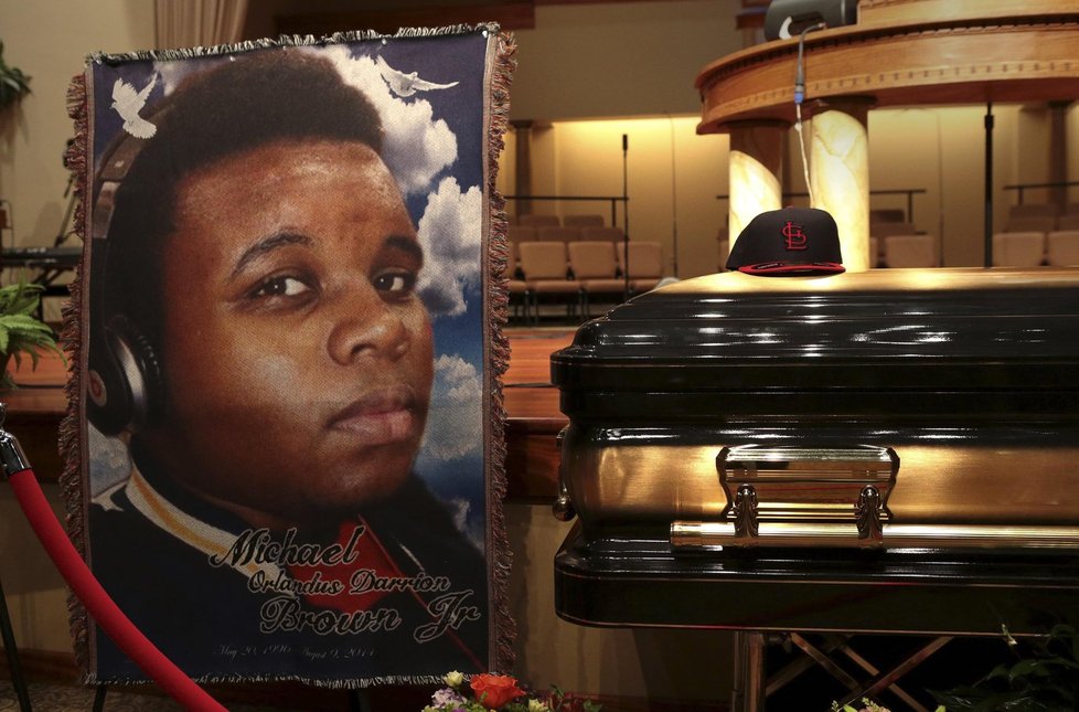 Michaelova fotka vedle rakve na jeho pohřbu.