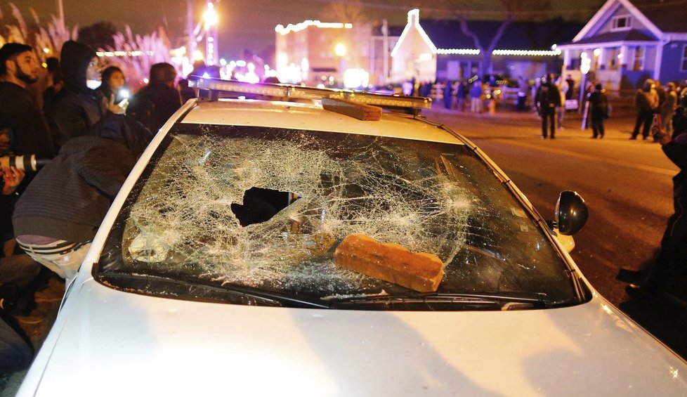 Hozená cihla rozbila přední sklo policejního auta.
