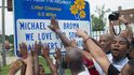 Rok od zastřelení černošského mladíka Michaela Browna. Lidé ve Fergusonu pořádají několik vzpomínkových akcí