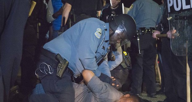 Rasové nepokoje: Ve Fergusonu postřelili dva policisty!