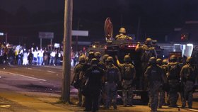 Střety mezi policisty a demonstranty jsou stále intenzivnější.