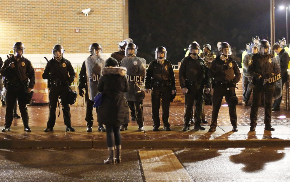 Zatímco ve Fergusonu lidé čekali na rozhodnutí poroty, policisté byli připraveni zasáhnout proti případným protestům.