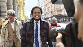 Po vyhlášení rozsudku Feri odcházel od soudu s úsměvem na tváři (22.4.2024)