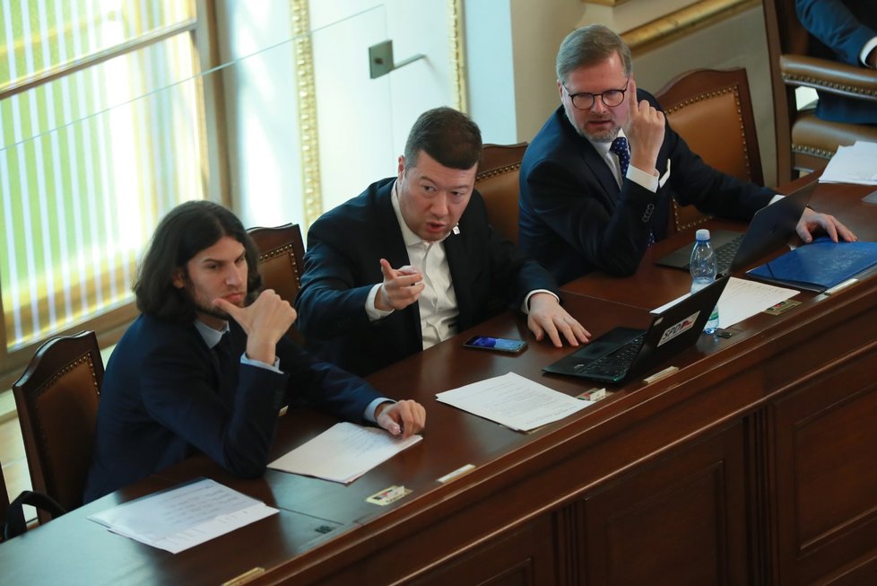 Mikuláš Ferjenčík (PIRÁTI), Tomio Okamura (SDP) a Petr Fiala (ODS) na jednání ve Sněmovně (10.9.2019)