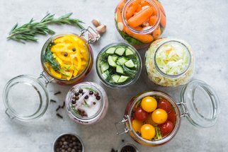 Kvašená zelenina: Připravte si ji snadno doma a obohaťte svůj jídelníček o vitaminy