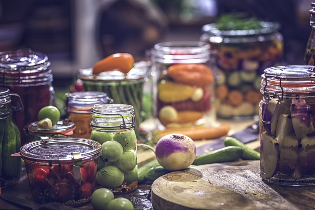 Fermentovaná zelenina patří mezi tzv. funkční potraviny, jelikož obsahuje živé mikroorganismy – stejně jako sýry, kefíry, zákysy a další dobroty vzniklé kvašením.